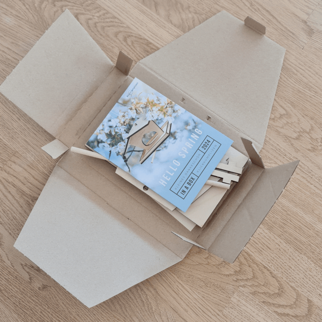 GIF, das zeigt, wie Futterhäuschen zusammengebaut wird. Frühlingsgruß von den Klickis.