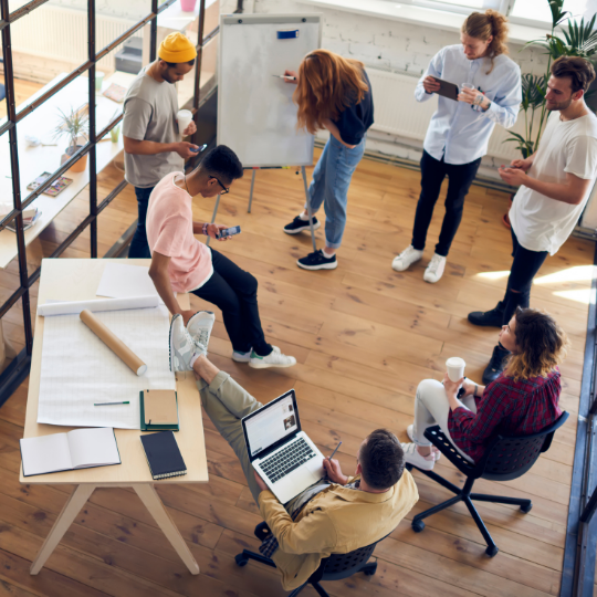 Menschen arbeiten agil im Büro